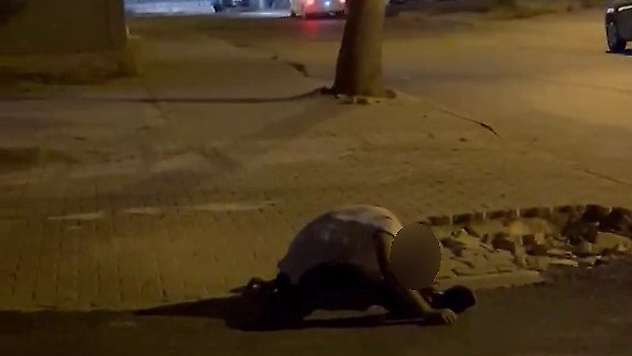 Madde bağımlısı olduğu iddia edilen şahıs sokak ortasında yığılıp kaldı