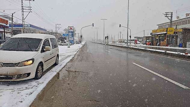 Malatya'da Gürün-Pınarbaşı yolu yoğun kar nedeniyle trafiğe kapatıldı