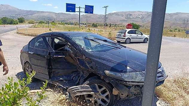 iki araç çarpıştı: 2 yaralı