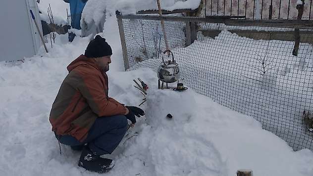 Malatya'da kardan soba yapan esnaf çay demledi