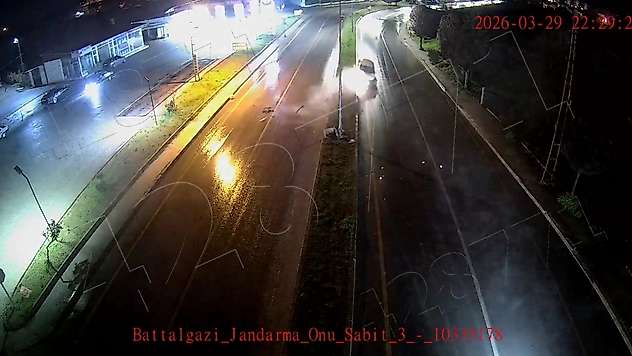 Malatya'da kontrolden çıkan araç refüje çarptı