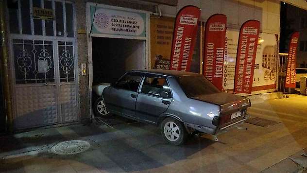 Malatya'da kontrolden çıkan otomobil dershaneye girdi