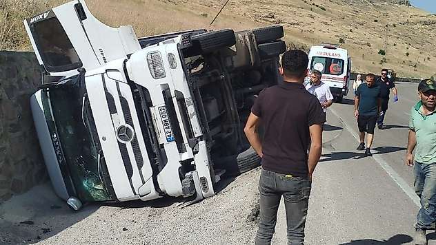 Malatya'da kontrolden çıkan tır devrildi