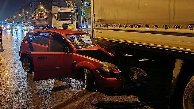 Malatya'da otomobil ile tır çarpıştı: 3 yaralı