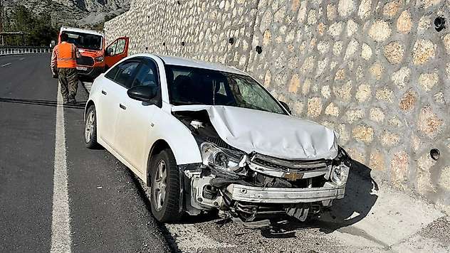 Malatya'da otomobil istinat duvarına çarptı: 1 yaralı