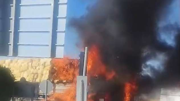 Malatya'da saman yüklü tır alev alev yandı