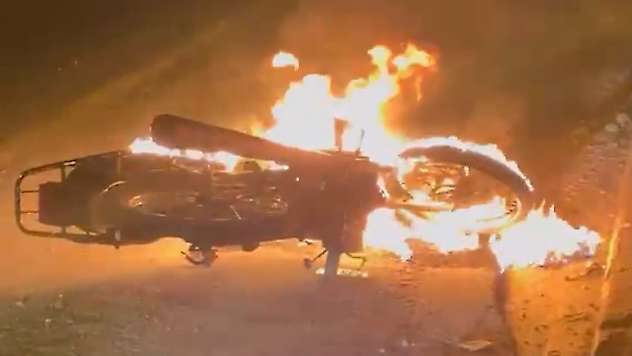 Malatya'da seyir halindeki motosiklet alev alev yandı
