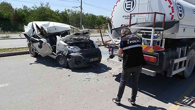 Malatya'da su tankerine çarpan aracın sürücüsü ağır yaralandı