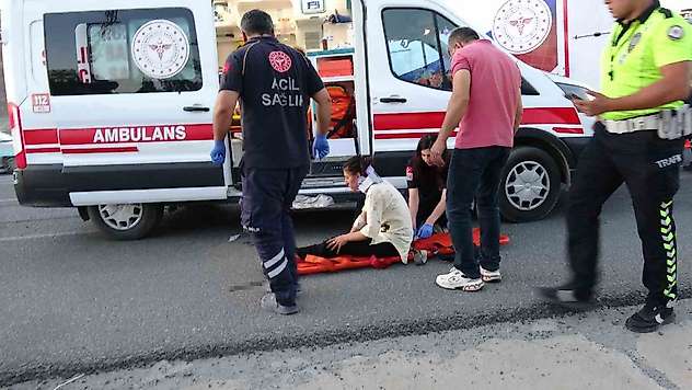 Tarım işçilerini taşıyan minibüs tıra çarptı: 19 yaralı