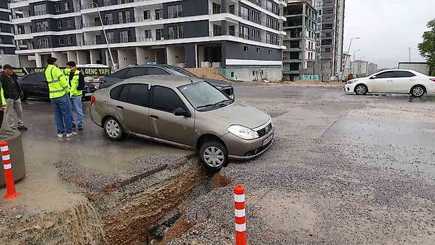 Malatya'da yol kenarındaki çukur kazalara neden oldu