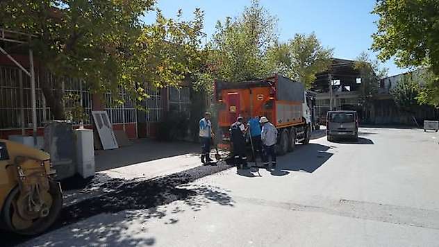 Marangozcular sitesi içinde yol onarım çalışması