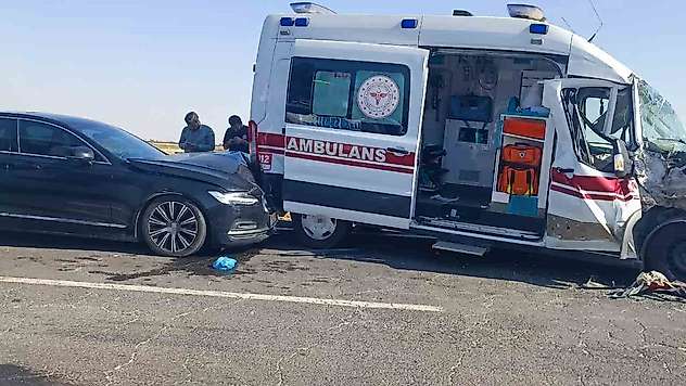 Ambulans, tır ve otomobilin karıştığı kazada 3 kişi yaralandı