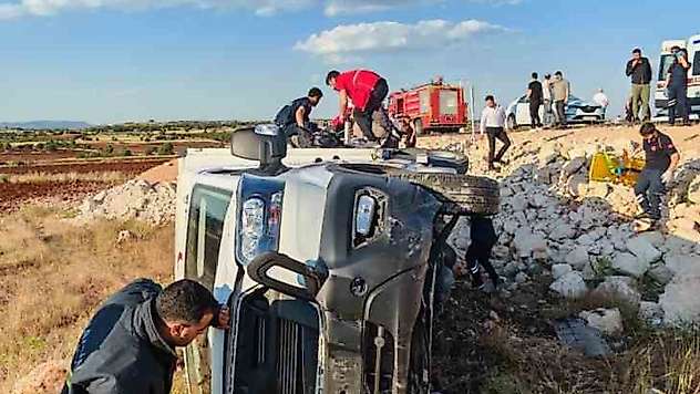 Mardin'de'de Türk Kızılay kamyoneti şarampole yuvarlandı: 4 yaralı