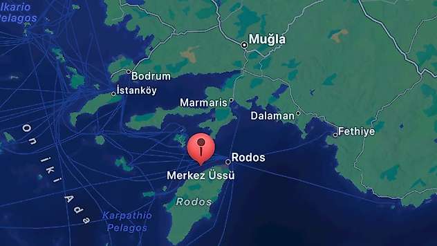 Marmaris'teki deprem anı kameralara kaydedildi