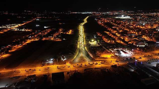 Mersin Caddesi gece ışıl ışıl