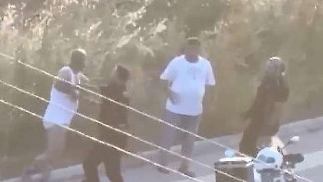 Mersin'de üst aramasında polislere direnen şahıslar ile polisler arasında arbede