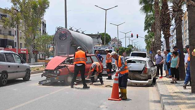 Mersin'de zincirleme trafik kazası: 1 yaralı