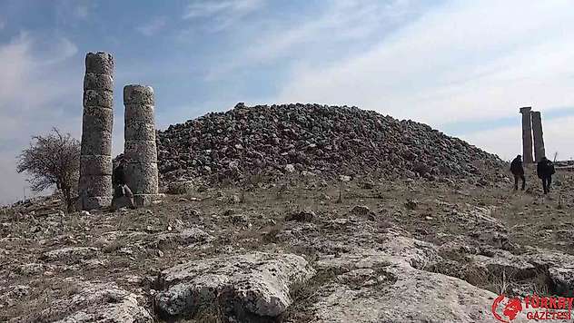 Moloz taşlardan oluşan 2 bin 60 yıllık Tümülüs hayran bırakıyor