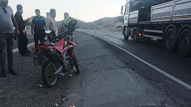 Motosiklet bariyere çarptı: 1 yaralı