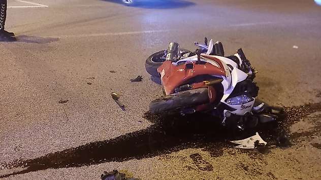 Motosiklet ile otomobil çarpıştı: 1 yaralı