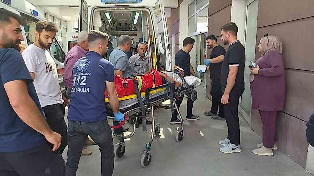 Motosiklet ile otomobil çarpıştı: 1 ağır yaralı
