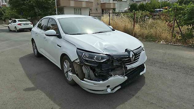 Motosiklet ile otomobil çarpıştı: 2 yaralı