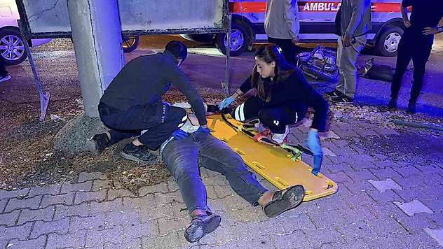Motosiklet ile otomobil çarpıştı: 2 yaralı