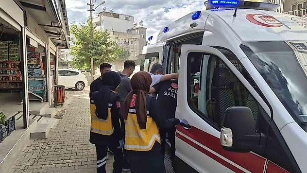 Motosikletle çarpışan otomobil sürücüsü kaçtı: 1 yaralı