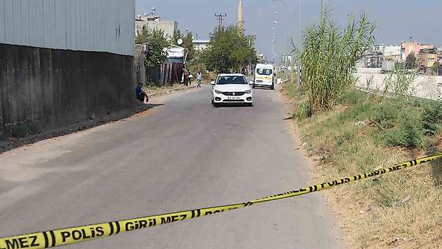 Motosikletli şüpheliler, seyir halindeki otomobile kurşun yağdırdı: 1 yaralı