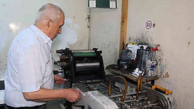 Mürekkep kokusu ve baskı makineleri arasında geçen bir ömür