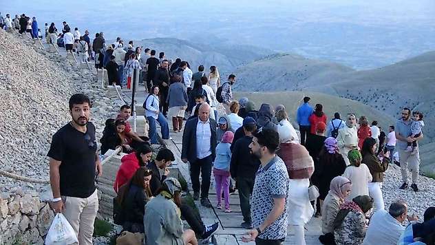 Nemrut Dağı Kurban Bayramı'nda binlerce turisti ağırladı