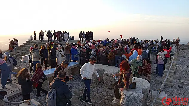 Nemrut Dağı'nda Güneşin doğuşunu yaklaşık Bin kişi izledi