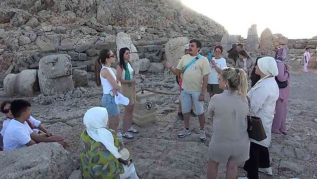 Nemrut Dağı'nda hafta sonu turist yoğunluğu