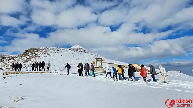 Nisan ayında Nemrut'ta turistlere kar sürprizi