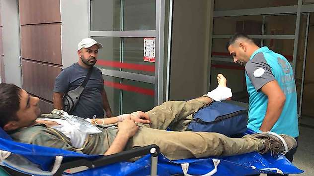 Motorlu testere ile odun keserken yanlışlıkla ayağını kesti