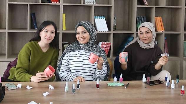 Öğrenciler kupa boyama etkinliğinde bir araya geldi