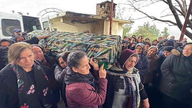 Öldürülen 2 çocuk annesi son yolculuğuna uğurlandı