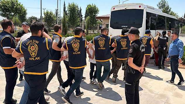 Operasyonla yakalanan sahte bankacılar tutuklandı