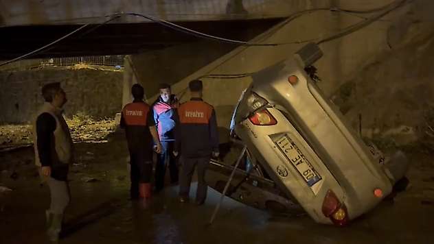 Osmaniye'de otomobil köprüden su kanalına uçtu: 3 yaralı