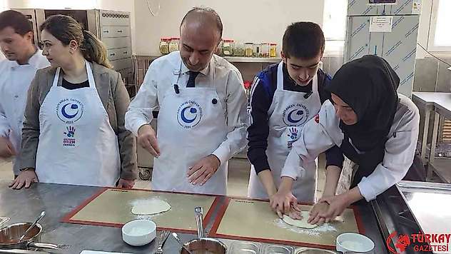 Otizmli çocuklar pizza yapmak için mutfakta
