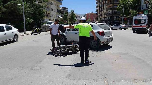 Otomobil ile çarpışan motosiklet sürücüsü yaralandı