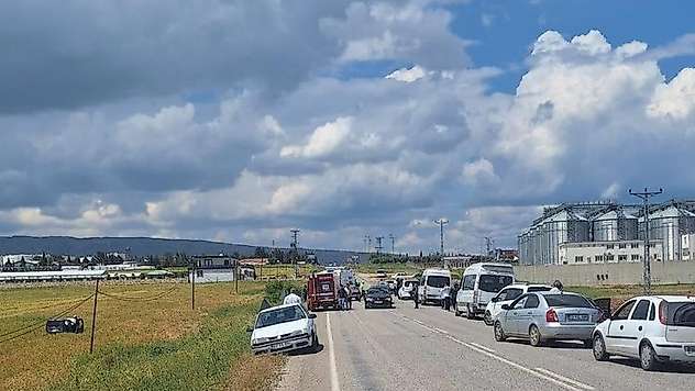 Otomobil ile hafif ticari araç çarpıştı: 3 yaralı