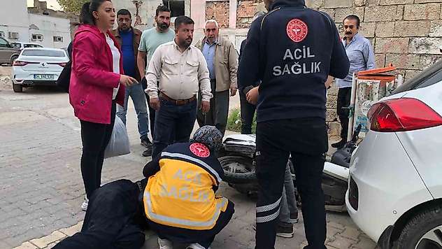 Otomobille motosiklet çarpıştı! 2 kişi yaralandı