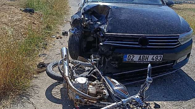 Otomobil ile motosiklet çarpıştı: 2 ağır yaralı