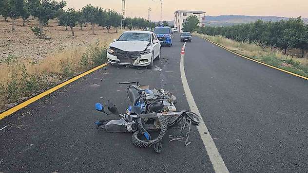 Otomobil ile motosiklet çarpıştı: 4 yaralı