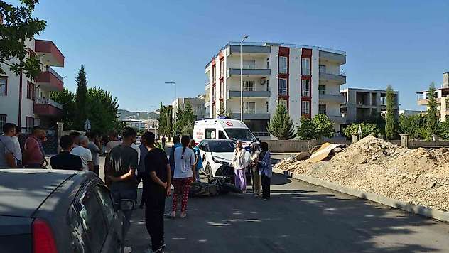 Otomobil ile motosiklet çarpıştı: 2 yaralı