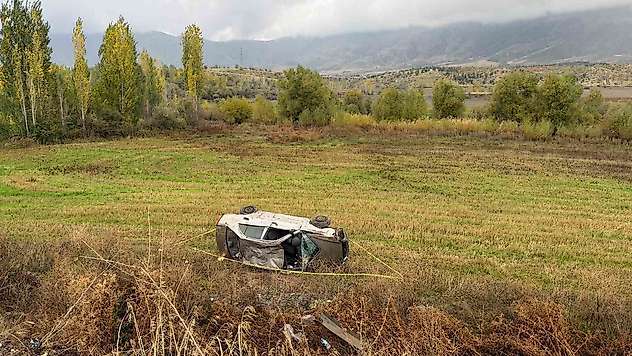 Otomobil şarampole devrildi: 2 yaralı