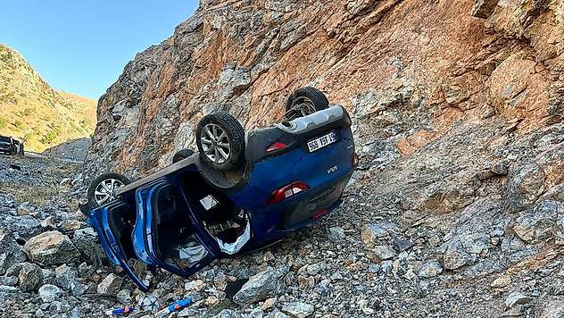 Otomobil şarampole yuvarlandı: 1'i çocuk 5 kişi yaralandı