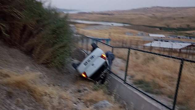 Otomobil şarampole yuvarlandı
