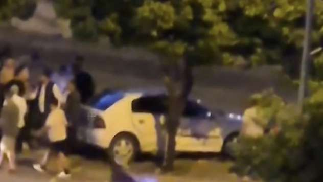 Otomobil, sulama kanalı korkuluğuna çarpıp asılı kaldı
